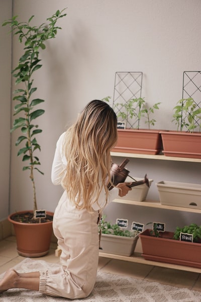 Wearing a white long sleeve shirt with brown ceramic cup women
